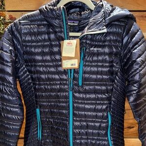 NWT Patagonia W S Ultralight Down 800 Hoody in Dark Navy with Turquoise